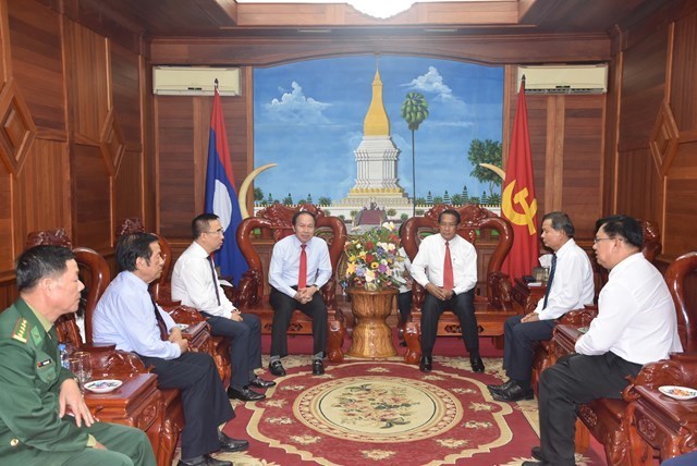 Vun đắp mối quan hệ hữu nghị vĩ đại Việt Nam - Lào mãi mãi xanh tươi, đời đời bền vững Vun đắp mối quan hệ hữu nghị vĩ đại Việt Nam - Lào mãi mãi xanh tươi, đời đời bền vững