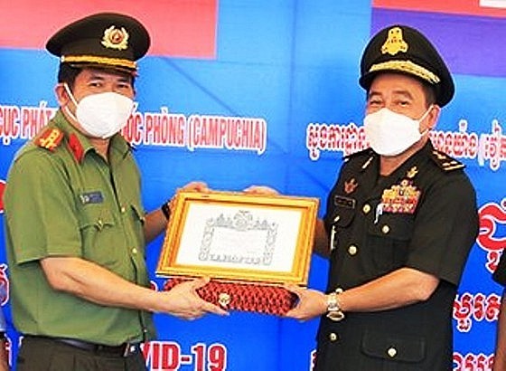 Quốc vương Campuchia tặng Huân chương Monisaraphon cho Đại tá Đinh Văn Nơi Quốc vương Campuchia tặng Huân chương Monisaraphon cho Đại tá Đinh Văn Nơi