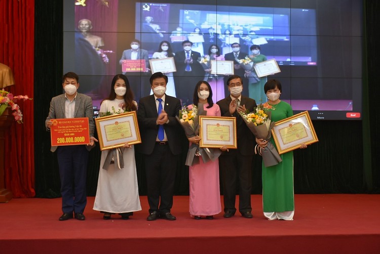 Giải nhì của cuộc thi được trao cho nhóm tác giả với bộ tài liệu “Tiếng Việt của em” Giải nhì của cuộc thi được trao cho nhóm tác giả với bộ tài liệu “Tiếng Việt của em”