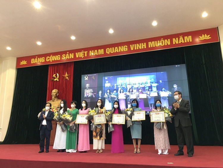 Trao Giấy khen cho các tập thể, cá nhân có thành tích xuất sắc trong Cuộc thi Trao Giấy khen cho các tập thể, cá nhân có thành tích xuất sắc trong Cuộc thi