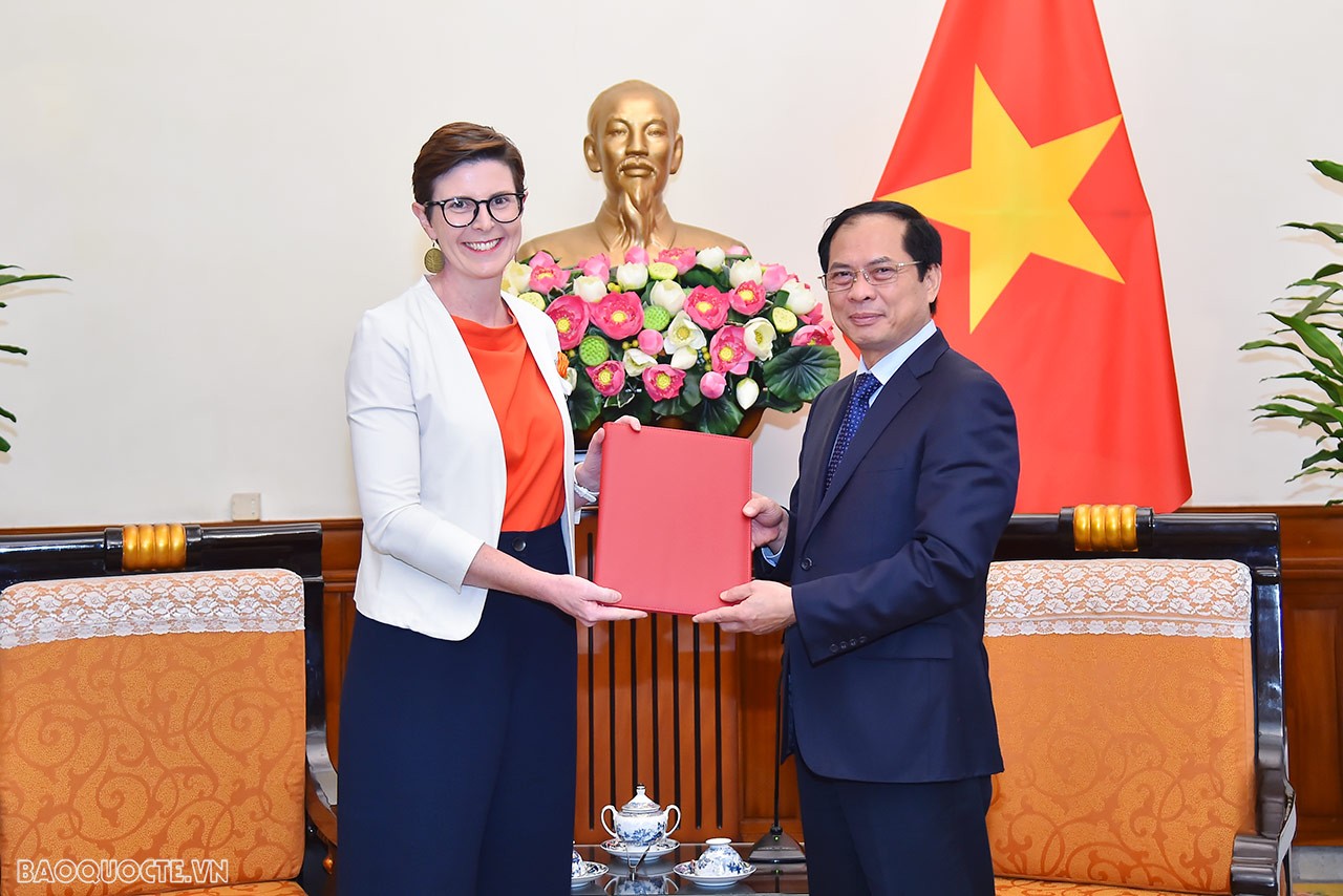 Bộ trưởng Ngoại giao Bùi Thanh Sơn tiếp bà Angela Pratt, Đại diện mới của WHO đến trình Thư Ủy nhiệm Bộ trưởng Ngoại giao Bùi Thanh Sơn tiếp bà Angela Pratt, Đại diện mới của WHO đến trình Thư Ủy nhiệm