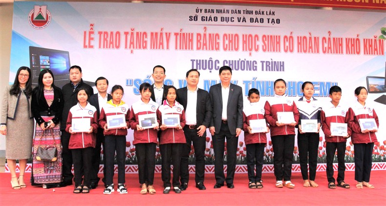 Đắk Lắk trao tặng 14.000 máy tính bảng cho học sinh khó khăn Đắk Lắk trao tặng 14.000 máy tính bảng cho học sinh khó khăn ảnh 1