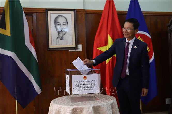 Người Việt tại Nam Phi quyên góp đóng xuồng tặng huyện đảo Trường Sa và Nhà giàn DK1 Chú thích ảnh