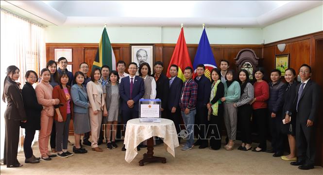 Người Việt tại Nam Phi quyên góp đóng xuồng tặng huyện đảo Trường Sa và Nhà giàn DK1 Chú thích ảnh