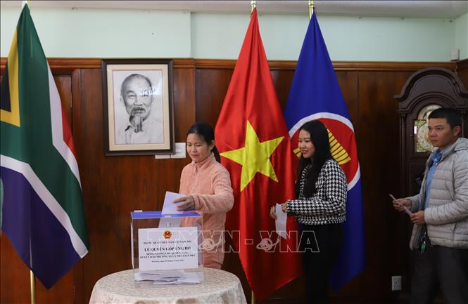 Người Việt tại Nam Phi quyên góp đóng xuồng tặng huyện đảo Trường Sa và Nhà giàn DK1 Chú thích ảnh