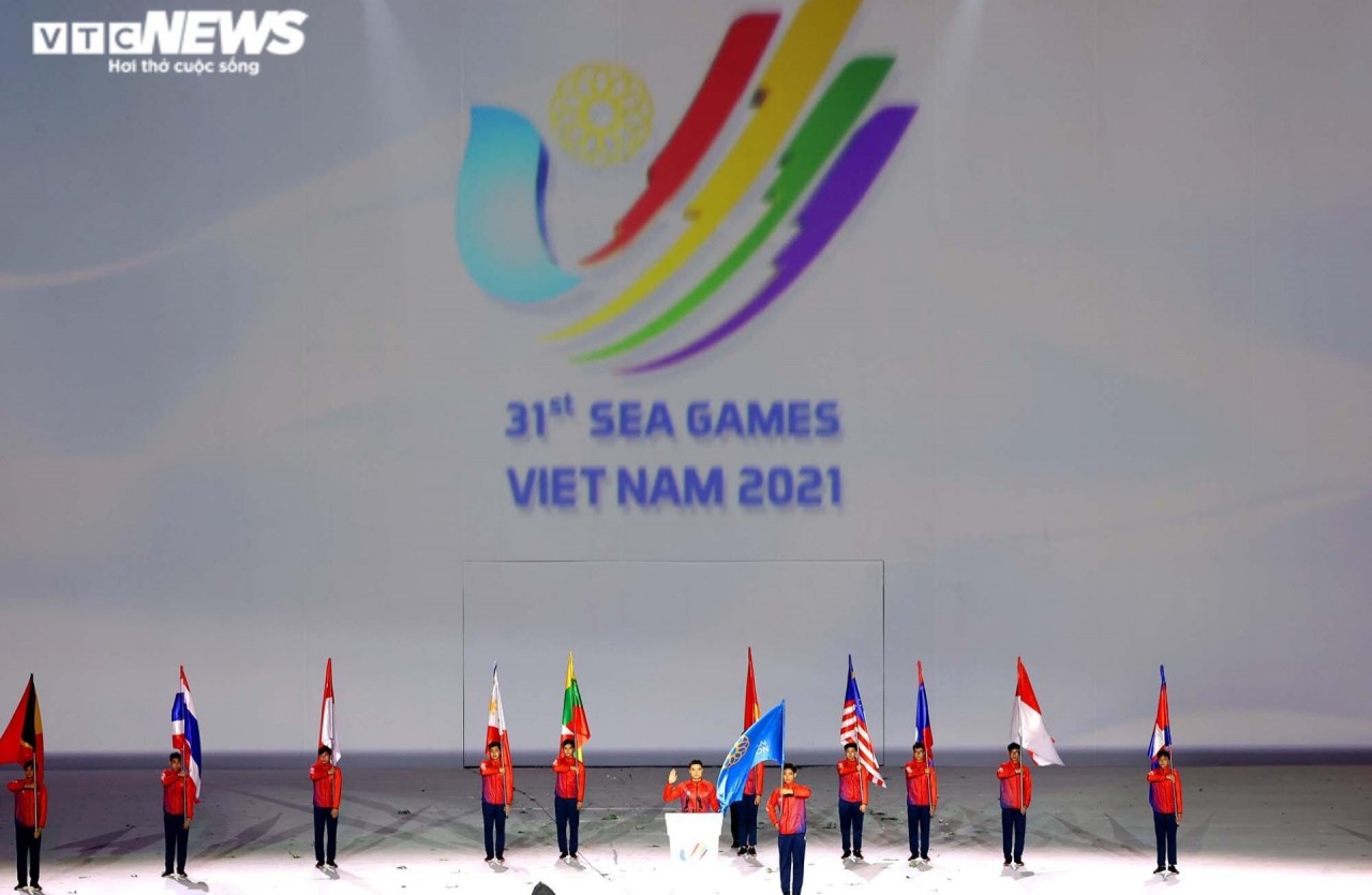 Các nghi thức rước cờ Liên đoàn Thể thao Đông Nam Á, cờ SEA Games, phát biểu và tuyên bố Khai mạc của lãnh đạo Chính phủ, tuyên thệ của vận động viên và trọng tài diễn ra sau phần thứ hai của màn trình diễn nghệ thuật. (Ảnh: Quang Minh) Các nghi thức rước cờ Liên đoàn Thể thao Đông Nam Á, cờ SEA Games, phát biểu và tuyên bố Khai mạc của lãnh đạo Chính phủ, tuyên thệ của vận động viên và trọng tài diễn ra sau phần thứ hai của màn trình diễn nghệ thuật. (Ảnh: Quang Minh)