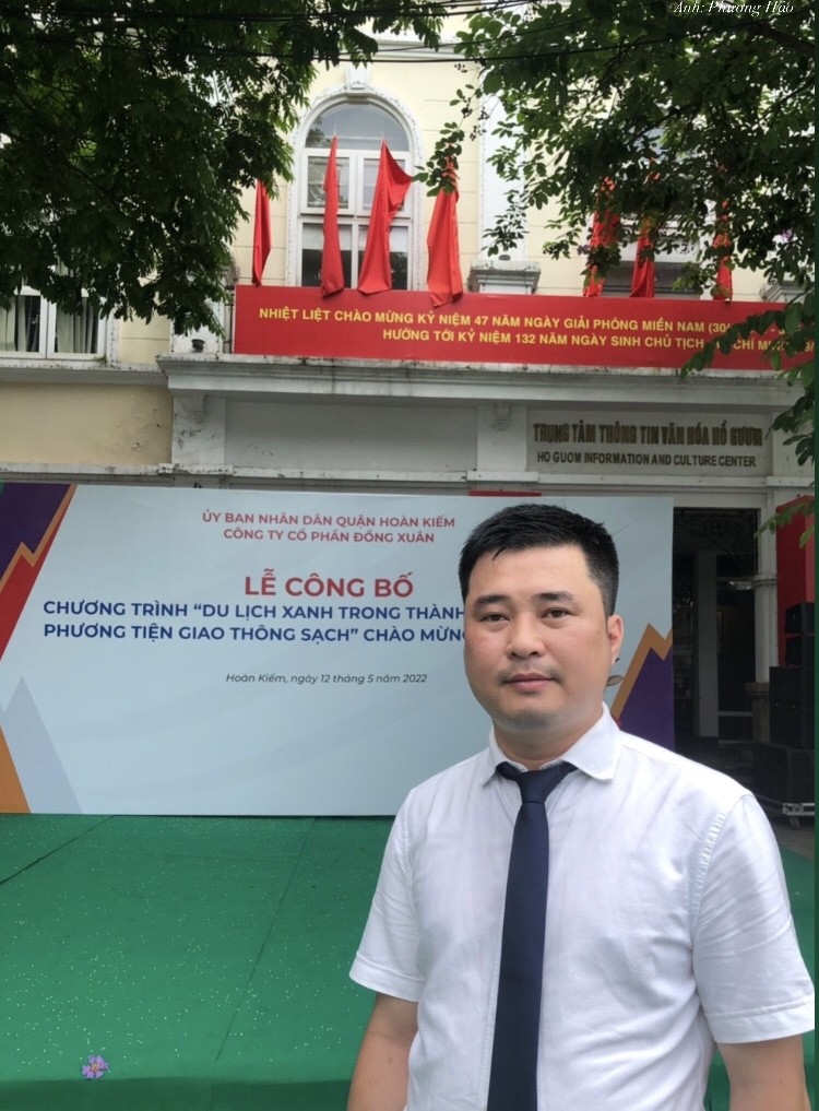Ông Vũ Hà Thanh, Phó giám đốc công ty cổ phần Đồng Xuân trả lời phóng viên. Ông Vũ Hà Thanh, Phó giám đốc công ty cổ phần Đồng Xuân trả lời phóng viên.