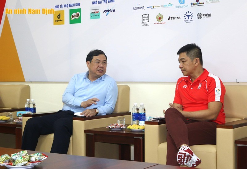Ông Phạm Gia Túc - Bí thư Tỉnh ủy Nam Định tiếp chuyện ông Tan Chuan-Jin, Chủ tịch Quốc hội Singapore. Ảnh: VPCP Ông Phạm Gia Túc - Bí thư Tỉnh ủy Nam Định tiếp chuyện ông Tan Chuan-Jin, Chủ tịch Quốc hội Singapore. Ảnh: VPCP