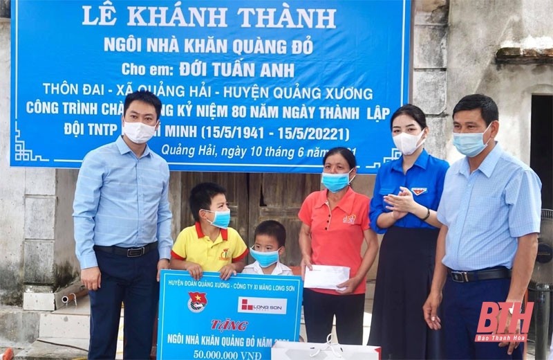 Huyện đoàn Quảng Xương tặng quà cho trẻ em có hoàn cảnh khó khăn. Ảnh: Báo Thanh Hóa Huyện đoàn Quảng Xương tặng quà cho trẻ em có hoàn cảnh khó khăn. Ảnh: Báo Thanh Hóa