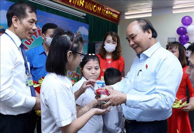Nhân dịp Ngày Quốc tế Thiếu nhi, sáng 31/5, Chủ tịch nước Nguyễn Xuân Phúc thăm, tặng quà trẻ khuyết tật tại Trung tâm Nuôi dưỡng trẻ khuyết tật Hà Nội (thị trấn Chúc Sơn, huyện Chương Mỹ). Ảnh: TTXVN Nhân dịp Ngày Quốc tế Thiếu nhi, sáng 31/5, Chủ tịch nước Nguyễn Xuân Phúc thăm, tặng quà trẻ khuyết tật tại Trung tâm Nuôi dưỡng trẻ khuyết tật Hà Nội (thị trấn Chúc Sơn, huyện Chương Mỹ). Ảnh: TTXVN