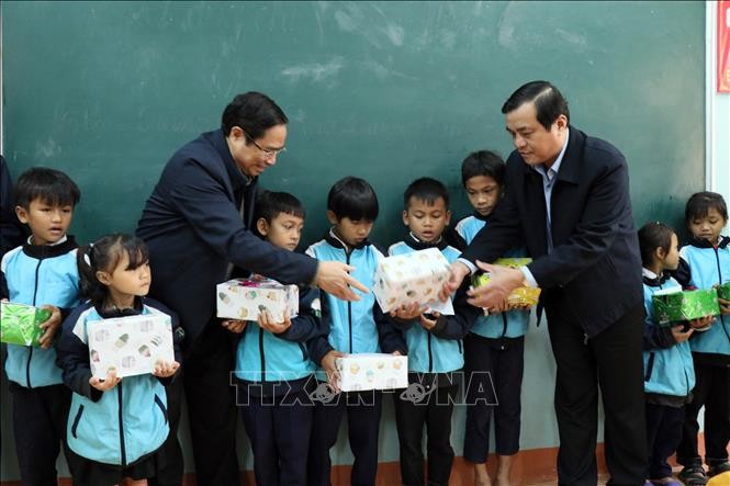 Đồng chí Phạm Minh Chính thăm, tặng quà Tết đồng bào huyện Nam Trà My. Ảnh: TTXVN Đồng chí Phạm Minh Chính thăm, tặng quà Tết đồng bào huyện Nam Trà My. Ảnh: TTXVN