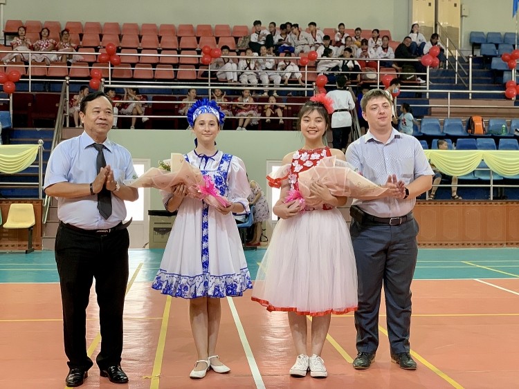 Lãnh đạo Hội hữu nghị Việt - Nga và Công đoàn phía Nga tặng hoa chúc mừng đại diện các em thiếu nhi hai phía Việt – Nga. Ảnh: PetroTimes Lãnh đạo Hội hữu nghị Việt - Nga và Công đoàn phía Nga tặng hoa chúc mừng đại diện các em thiếu nhi hai phía Việt – Nga. Ảnh: PetroTimes