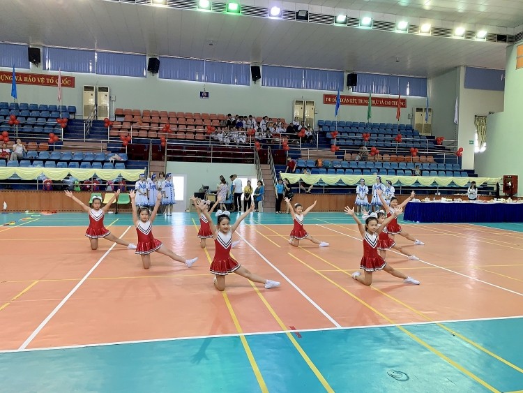 Các em thiếu thi thể hiện tiết mục văn nghệ. Ảnh: PetroTimes Các em thiếu thi thể hiện tiết mục văn nghệ. Ảnh: PetroTimes