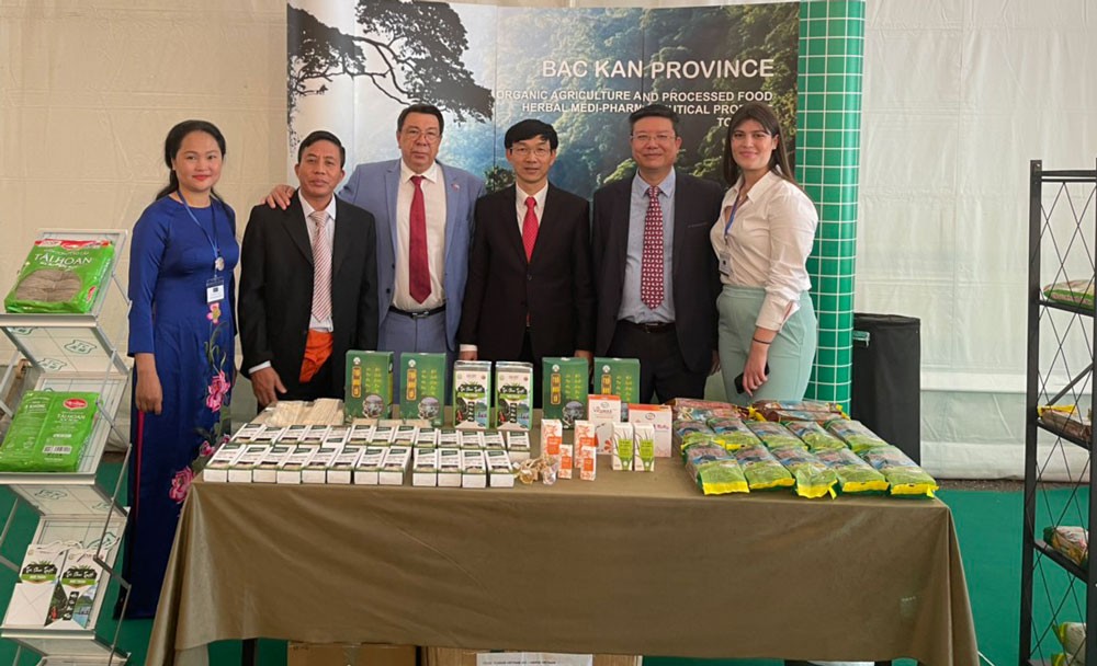 Ông Lê Hồng Trường- Đại sứ Việt Nam tại Hy Lạp (người đứng giữa) tham quan gian hàng của tỉnh Bắc Kạn tại Hội chợ triển lãm. Ảnh: Báo BK online Ông Lê Hồng Trường- Đại sứ Việt Nam tại Hy Lạp (người đứng giữa) tham quan gian hàng của tỉnh Bắc Kạn tại Hội chợ triển lãm. Ảnh: Báo BK online