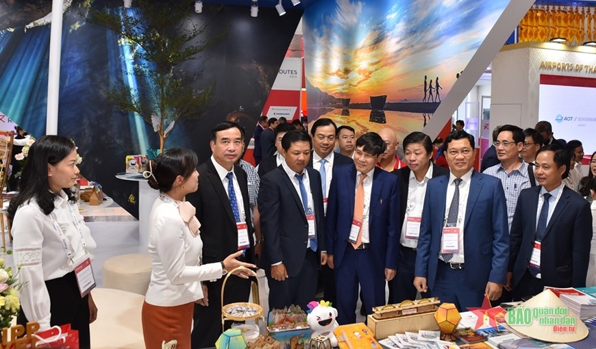 Diễn đàn phát triển đường bay châu Á 2022 (Routes Asia) với sự tham dự của hơn 500 đại biểu là đại diện của hơn 200 hãng hàng không, sân bay, đơn vị cung ứng dịch vụ hàng không đến từ 42 quốc gia và vùng lãnh thổ khắp thế giới. Ảnh: Báo QĐND Diễn đàn phát triển đường bay châu Á 2022 (Routes Asia) với sự tham dự của hơn 500 đại biểu là đại diện của hơn 200 hãng hàng không, sân bay, đơn vị cung ứng dịch vụ hàng không đến từ 42 quốc gia và vùng lãnh thổ khắp thế giới. Ảnh: Báo QĐND