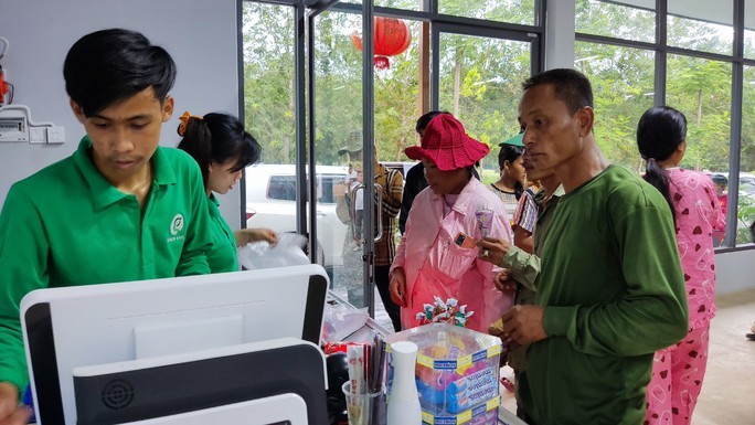 Người lao động rất thích thú với việc vào siêu thị Việt mua sắm. Ảnh: Lê Nam Người lao động rất thích thú với việc vào siêu thị Việt mua sắm. Ảnh: Lê Nam