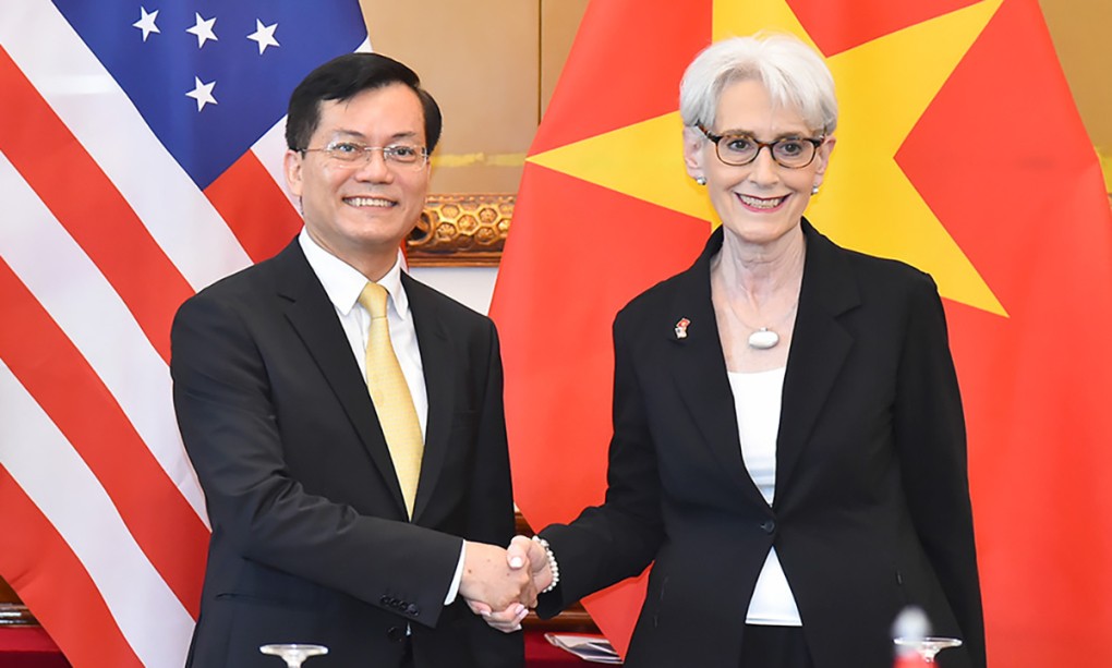 Thứ trưởng Bộ Ngoại giao Hà Kim Ngọc (trái) bắt tay Thứ trưởng Ngoại giao Mỹ Wendy Sherman ngày 13/6. Ảnh: Bộ Ngoại giao. Thứ trưởng Bộ Ngoại giao Hà Kim Ngọc (trái) bắt tay Thứ trưởng Ngoại giao Mỹ Wendy Sherman ngày 13/6. Ảnh: Bộ Ngoại giao.