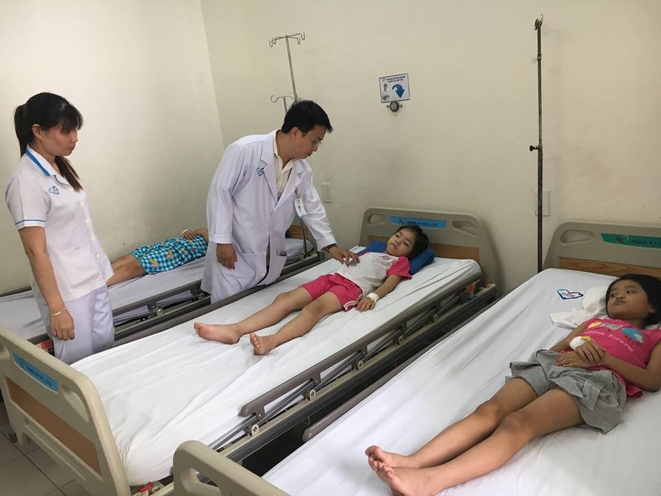 Gần 60 học sinh tiểu học TP.HCM nhập viện nghi bị ngộ độc thực phẩm gan 60 hoc sinh tieu hoc tphcm nhap vien nghi bi ngo doc thuc pham