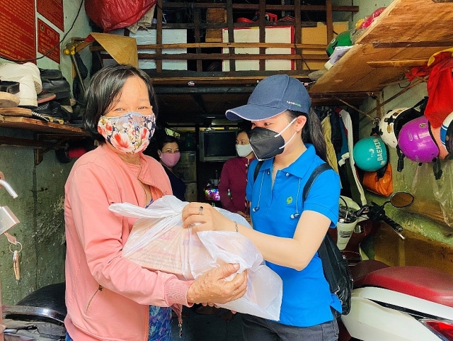 Trao tặng 5.000 phần quà đến những người có hoàn cảnh khó khăn tại TP.HCM. trao tang 5000 phan qua den nhung nguoi co hoan canh kho khan tai tphcm