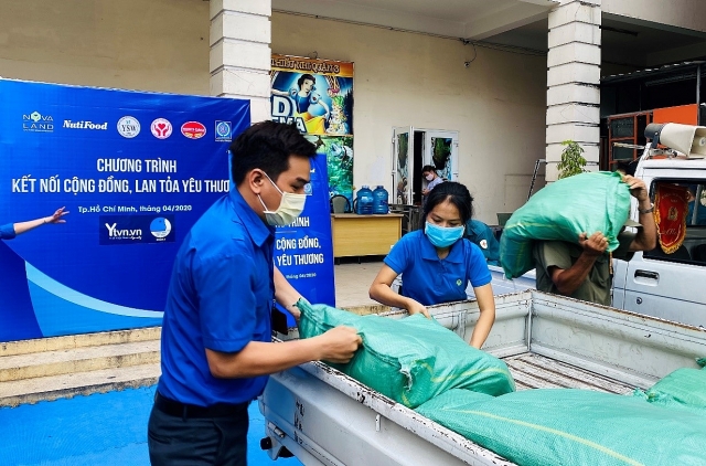 Trao tặng 5.000 phần quà đến những người có hoàn cảnh khó khăn tại TP.HCM. trao tang 5000 phan qua den nhung nguoi co hoan canh kho khan tai tphcm