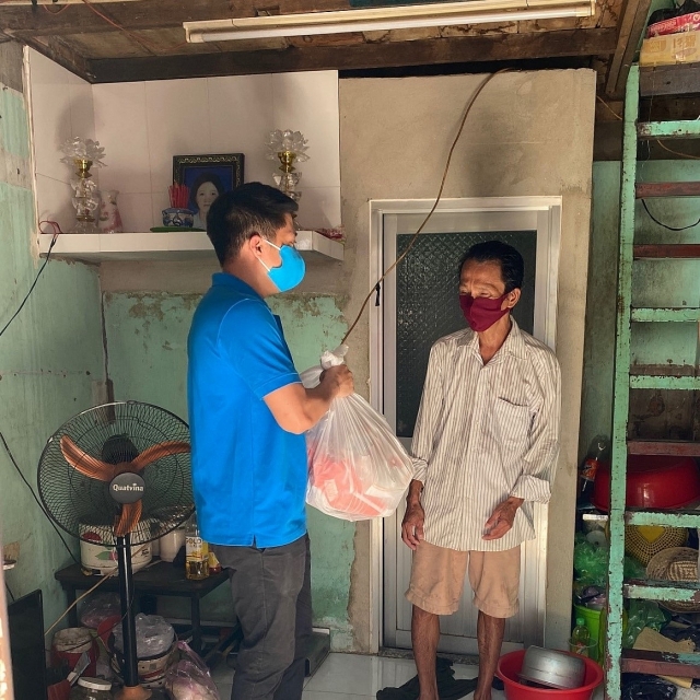 Trao tặng 5.000 phần quà đến những người có hoàn cảnh khó khăn tại TP.HCM. trao tang 5000 phan qua den nhung nguoi co hoan canh kho khan tai tphcm