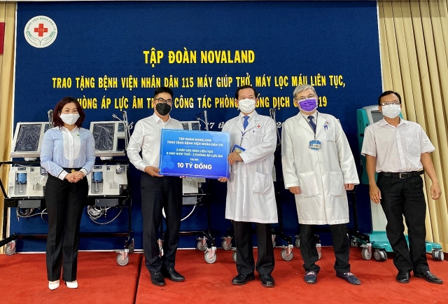 Novaland tiếp tục đồng hành trong cuộc đua đẩy lùi dịch bệnh COVID-19 trao tang trang thiet bi y te cap thiet novaland dong hanh cung viec tang toc trong cuoc dua day lui dich benh covid 19