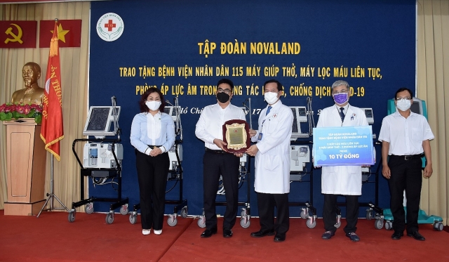 Novaland tiếp tục đồng hành trong cuộc đua đẩy lùi dịch bệnh COVID-19 trao tang trang thiet bi y te cap thiet novaland dong hanh cung viec tang toc trong cuoc dua day lui dich benh covid 19
