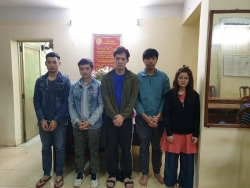 hon 10 nguoi duoc moi len lam viec sau khi tru so cong ty cashwagon bi cong an kham xet