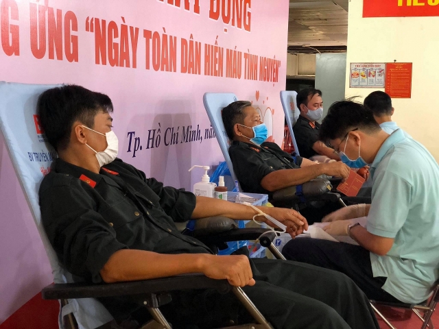 200 Cảnh sát đặc nhiệm hiến máu tình nguyện ở TP.HCM 200 canh sat dac nhiem hien mau tinh nguyen o tphcm