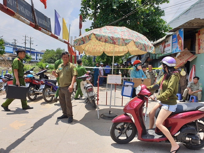 Nghi án chồng giết vợ con rồi tự sát ở Bình Dương: Công an bảo vệ nghiêm ngặt hiện trường nghi an chong giet vo con roi tu sat o binh duong cong an bao ve nghiem ngat hien truong