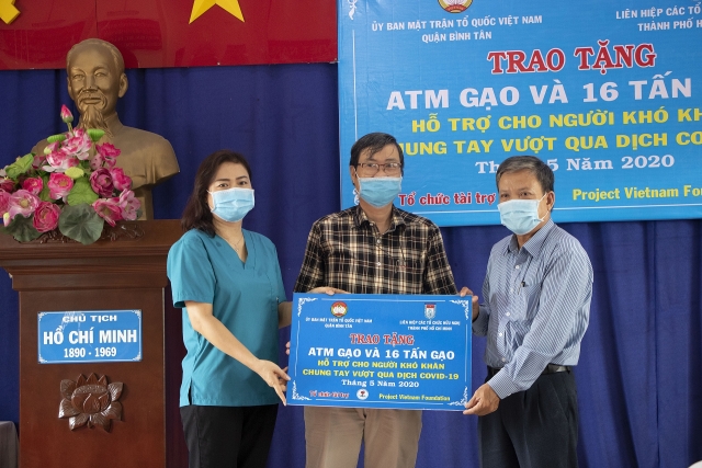 HUFO trao ATM gạo cùng 16 tấn gạo cho người dân có hoàn cảnh khó khăn do dịch Covid- 19 hufo trao atm gao cung 16 tan gao cho nguoi dan co hoan canh kho khan do dich covid 19