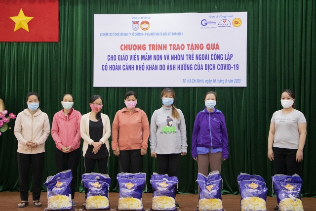 HUFO trao tặng 300 phần quà cho giáo viên mầm non và nhóm trẻ ngoài công lập có hoàn cảnh khó khăn do dịch Covid- 19 hufo trao tang 300 phan qua cho giao vien mam non va nhom tre ngoai cong lap co hoan canh kho khan do dich covid 19