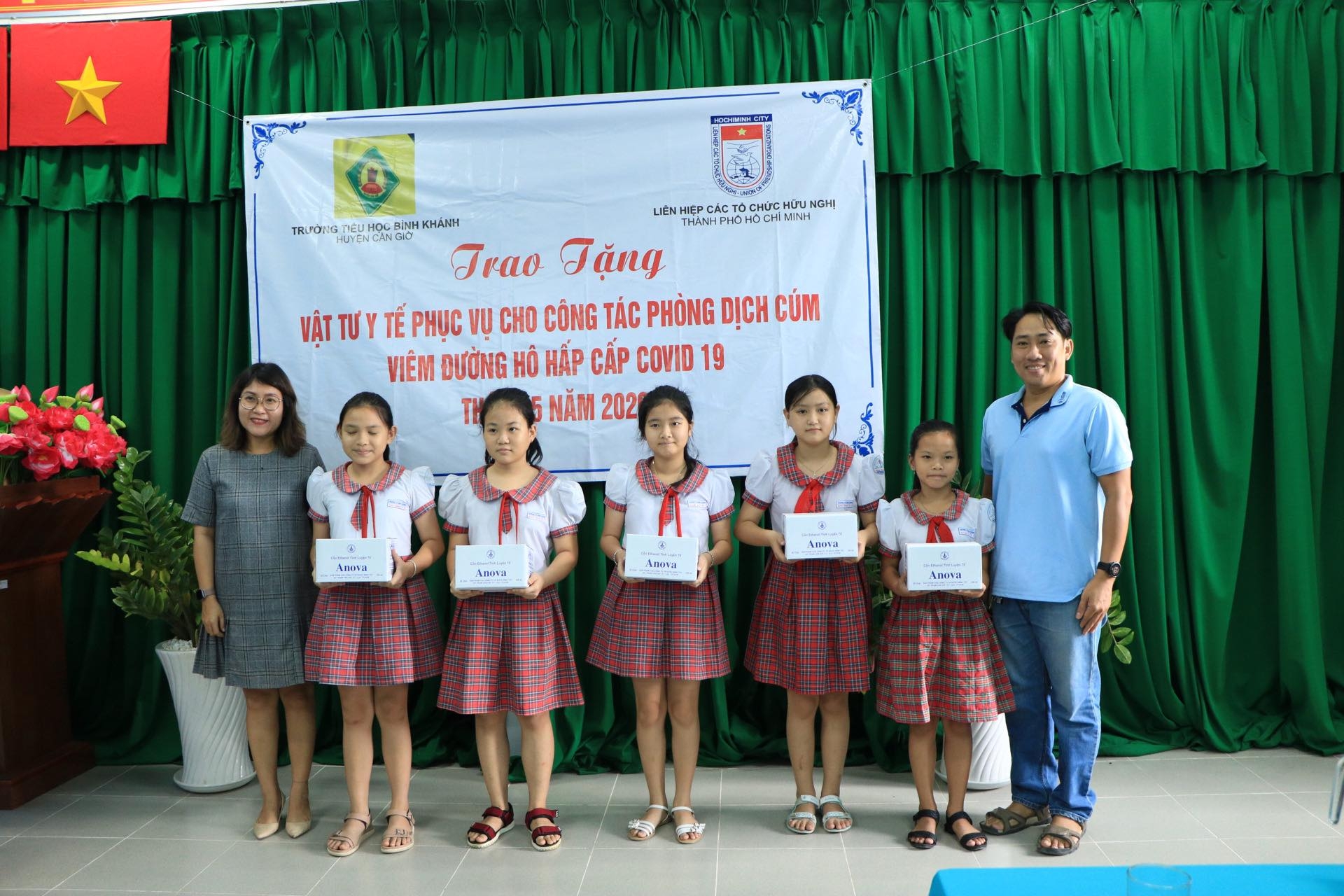 HUFO trao tặng vật tư y tế cho học sinh phòng, chống dịch bệnh Covid-19 hufo trao tang vat tu y te cho hoc sinh phong chong dich benh covid 19