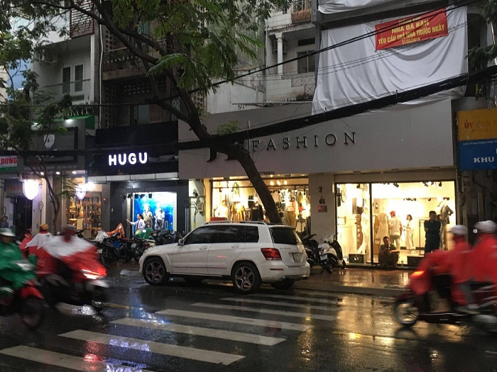 hang chuc thanh nien hon chien giua duong o sai gon