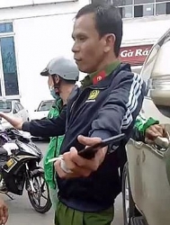 tam giu doi tuong tu xung canh sat hinh su danh canh sat giao thong o can tho