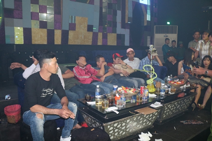 hang chuc nam nu phe ma tuy trong quan bar o binh duong