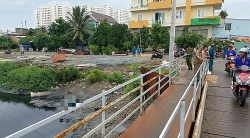 Người phụ nữ tử vong trên khối bê tông dưới kênh ở TP.HCM
