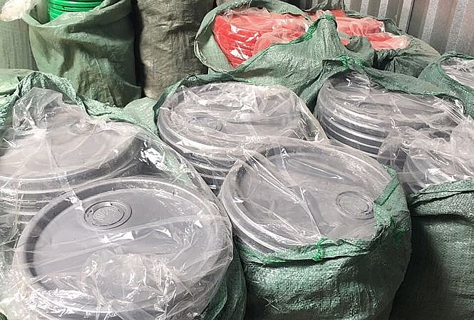 Sau "xăng giả", phá đường dây dầu nhớt giả ở TP.HCM sau xang gia lo duong day san xuat dau nhot gia o tphcm