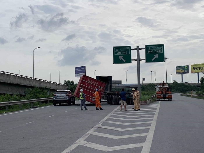 Thùng container lật đè trúng ô tô trên đường dân cao tốc, tài xế thoát chết thần kì thung container lat de trung o to tren duong dan cao toc tai xe thoat chet than ki