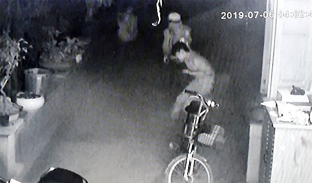 Băng trộm manh động dùng súng tấn công nhà dân trong đêm bang trom manh dong dung sung tan cong mot nha dan trong dem o tphcm