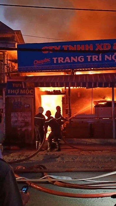 Cháy lớn thiêu rụi công nội thất cấp chay lon thieu rui cong ty noi that cao cap o tphcm