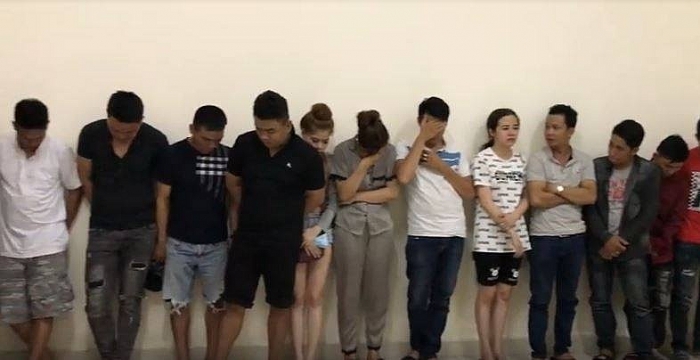 Hàng chục "nam thanh nữ tú" phê ma túy trong quán karaoke hang chuc nam thanh nu tu phe ma tuy trong quan karaoke o tphcm