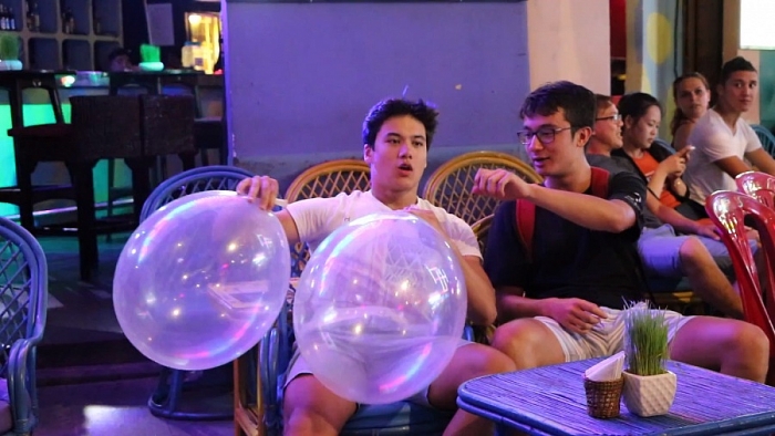 Nhiều người sử dụng bóng cười trên phố “Tây” Bùi Viện nhieu thanh nien su dung bong cuoi tren pho tay bui vien