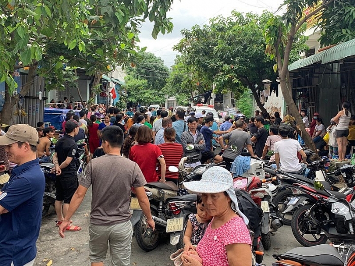 Người phụ nữ tử vong bất thường trong phòng trọ với nhiều vết thương ở phần cổ nguoi phu nu tu vong bat thuong trong phong tro voi nhieu vet thuong o phan co o binh duong