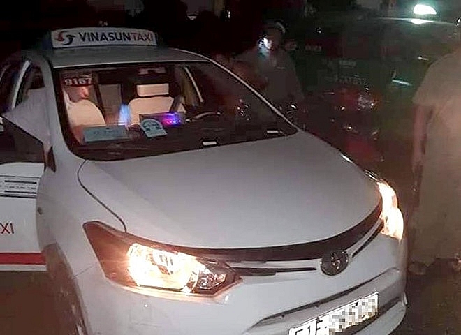 bat khan cap 2 doi tuong cua co tai xe taxi trong dem o long an