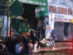 buon ngu tai xe container lao vao ngan hang dam sap tuong nha dan
