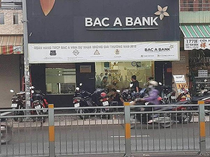 thanh nien mua sun cuop ngan hang vi thieu tien kinh doanh quan ao