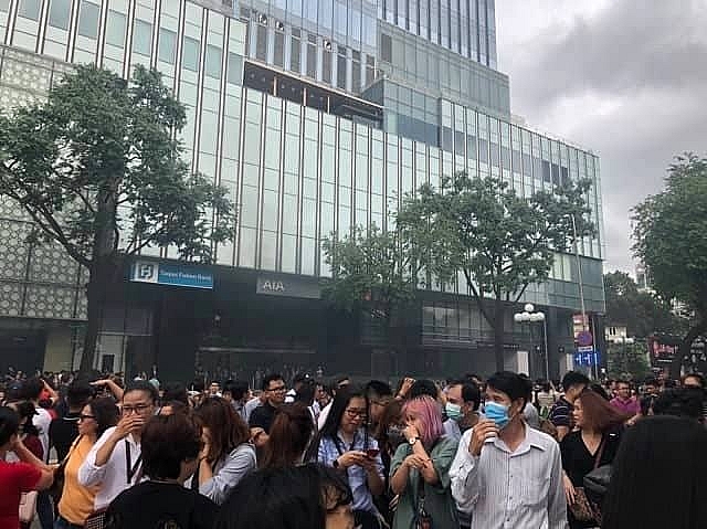 Hoảng loạn tháo chạy khỏi toà nhà Sài Gòn Center vì báo cháy toa nha sai gon center boc khoi nghi ngut hang tram nguoi thao chay o tphcm