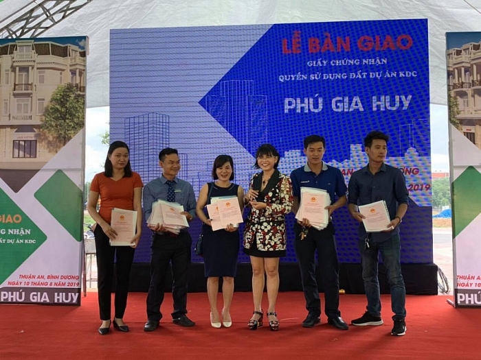 phu hong thinh ban giao 329 so hong cho khach