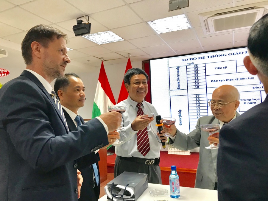 Kỷ niệm Quốc khánh Hungary: Thúc đẩy nhiều dự án hợp tác về giáo dục - đào tạo, y tế ky niem quoc khanh hungary thuc day nhieu du an hop tac ve giao duc dao tao y te giua hai nuoc